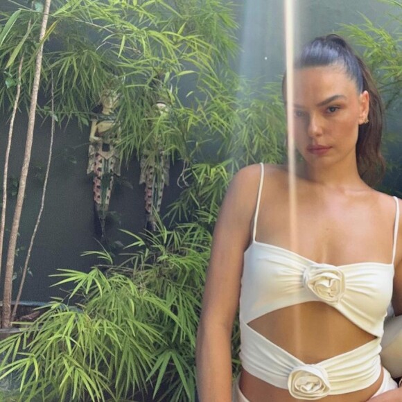 Isis Valverde destacou sua cintura fininha e abdômen sequinho em fotos compartilhadas