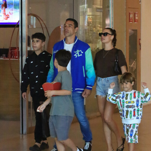 Isis Valverde e Marcos Buaiz foram vistos em passeio com seus filhos pelo shopping enquanto Wanessa está confinada no BBB