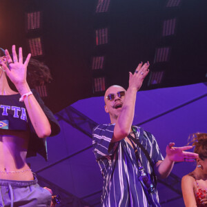 Bruna Marquezine subiu ao palco do show de Anitta e se esbaldou com os bailarinos da cantora