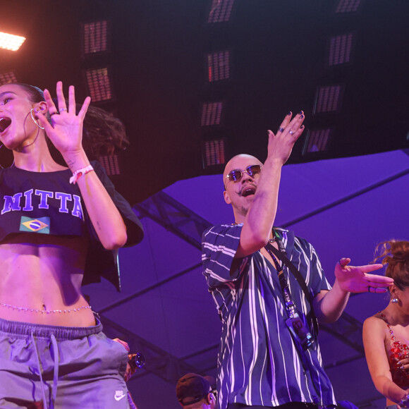 Bruna Marquezine subiu ao palco do show de Anitta e se esbaldou com os bailarinos da cantora