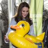 Kate Middleton brinca com crianças no Kensington Palace Centre