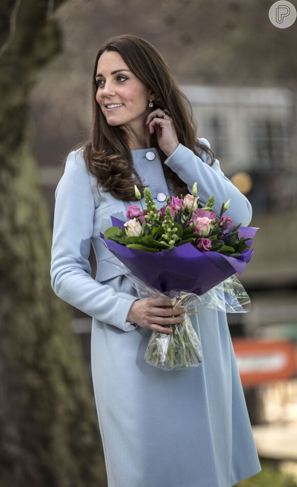 Kate Middleton recebeu um buquê de flores durante participação no evento