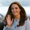 Kate Middleton já exibe uma barriguinha saliente aos seis meses de gravidez, mas segue em ótima forma!