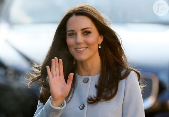 Kate Middleton já exibe uma barriguinha saliente aos seis meses de gravidez, mas segue em ótima forma!