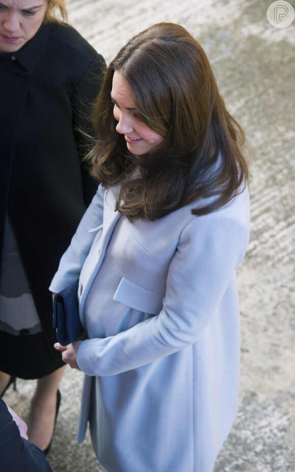 Em plena forma, Kate Middleton não consegue mais esconder a barriga de sua segunda gestação