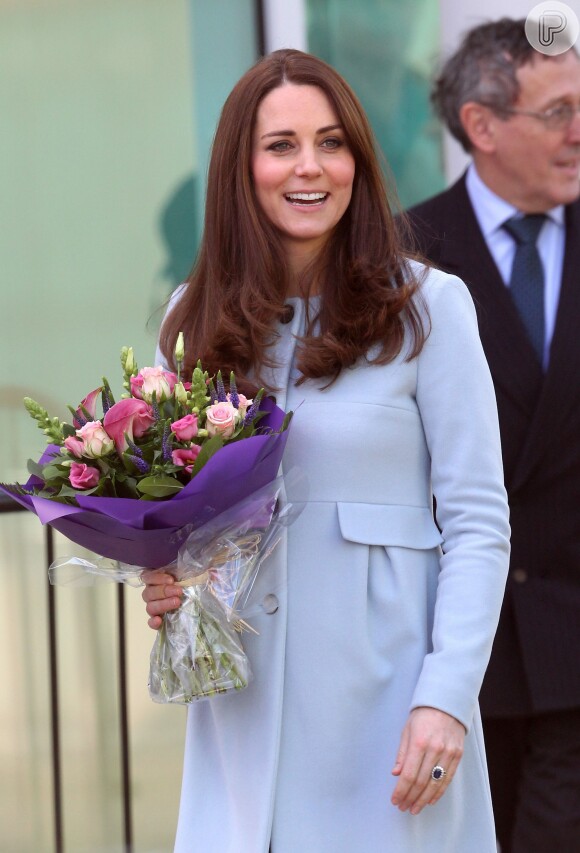 Kate Middleton visitou o centro Kensington Leisure, em Londres, nesta segunda-feira, 19 de janeiro de 2015