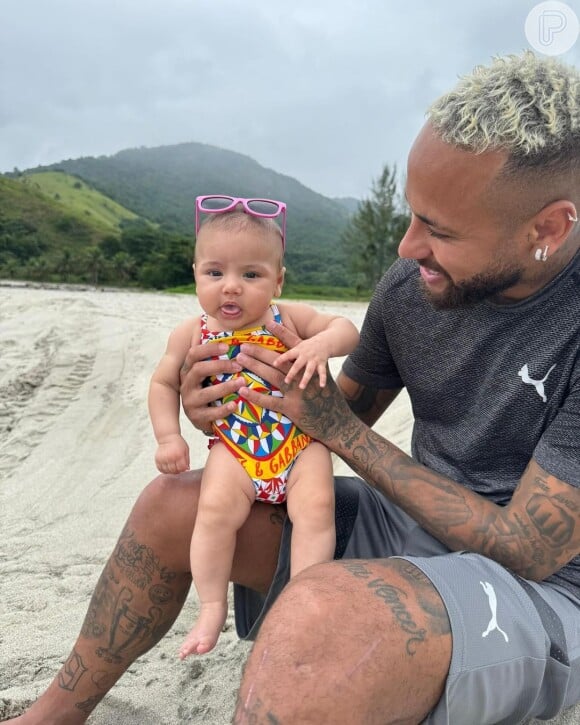 Neymar pode dar um irmãozinho ou uma irmãzinha para Mavie, na foto com o pai brincando na praia