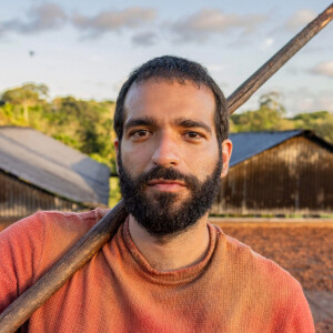 Em 'Renascer', José Inocêncio (Humberto Carrão) beija Maria Santa (Duda Santos) após encontrá-la tomando banho nua na cachoeira. A cena irá ao ar no capítulo desta quarta-feira, 24.