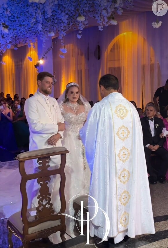 Ex-BBB Paulinha Leite se casou em igreja onde  foi batizada e fez sua primeira comunhão
