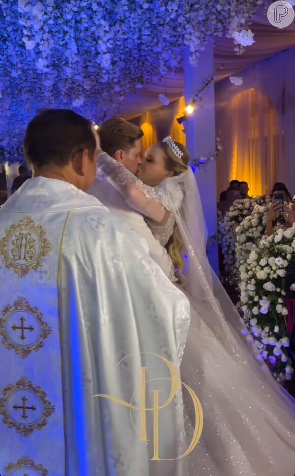 Paulinha Leite beija o marido,  Dakota Ballard , após 'sim' no seu casamento