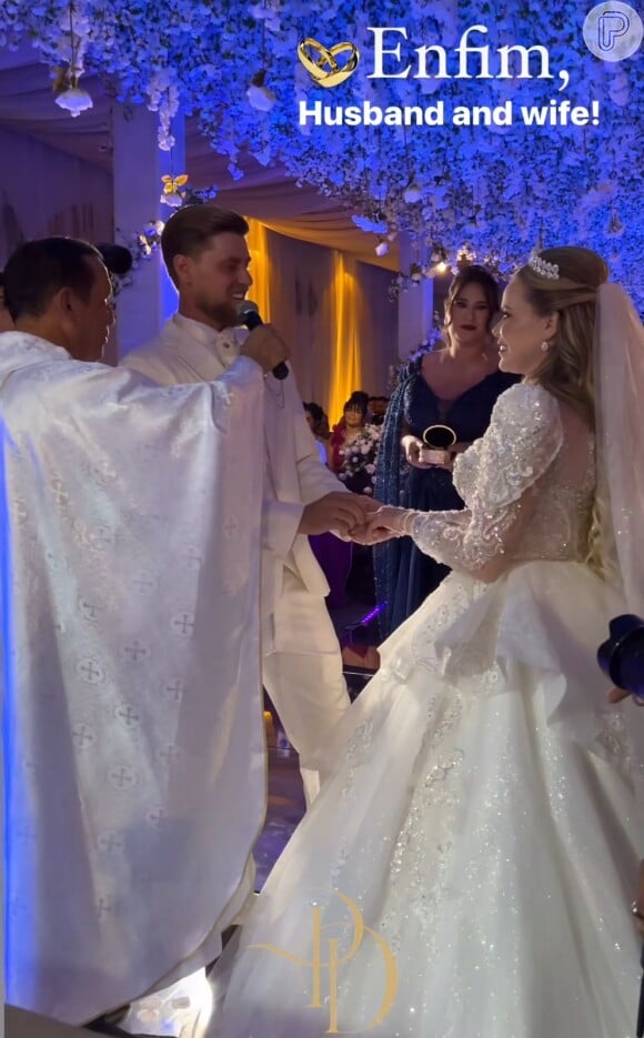 Ex-BBB Paulinha Leite e o noivo,  Dakota Ballard , trocam votos em casamento luxuoso