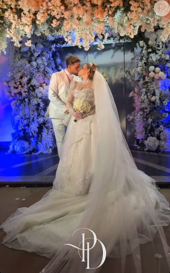 Paulinha Leite e Dakota Ballard trocam beijos em festa de casamento
