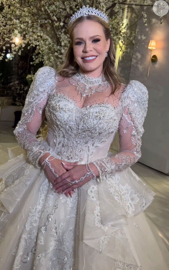 Paulinha Leite troca de look e aposta em vestido de noiva com pedrarias e coroa para festa de casamento