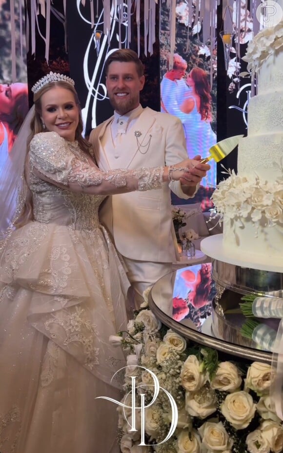 Paulinha Leite corta bolo do casamento com Dakota em festão