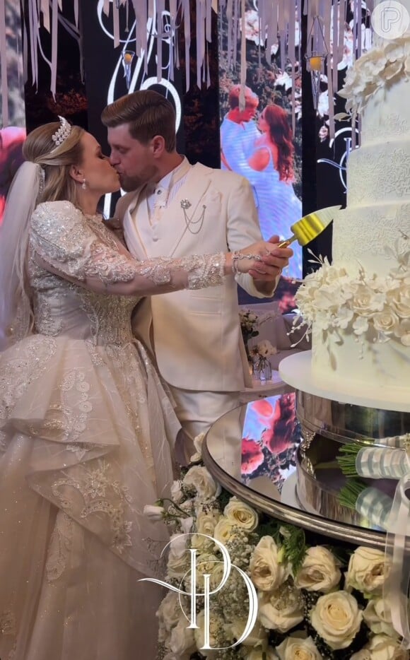 Paulinha Leite e Dakota, seu marido, cortam bolo no casamento