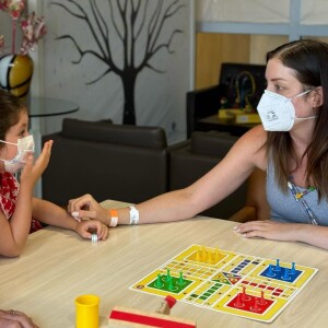 Filha de Roberto Justus, Fabiana Justus se divertiu com as suas filhas gêmeas, Sienna e Chiara, em hospital: 'Emocionalmente esgotada, mas com o coração quentinho'