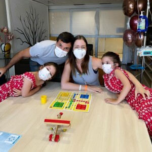 Filha de Roberto Justus, Fabiana Justus em foto com o marido, Bruno, e as filhas, Sienna e Chiara