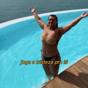 Preta Gil publicou um novo vídeo só de biquíni em uma piscina divulgando sua nova música
