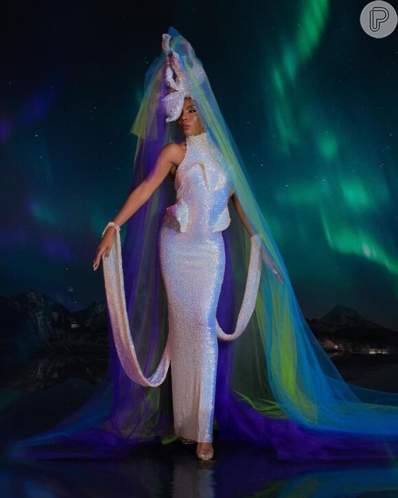 Baile da Vogue 2024: Thelminha, campeã do 'BBB 20', inspirada na Aurora Boreal