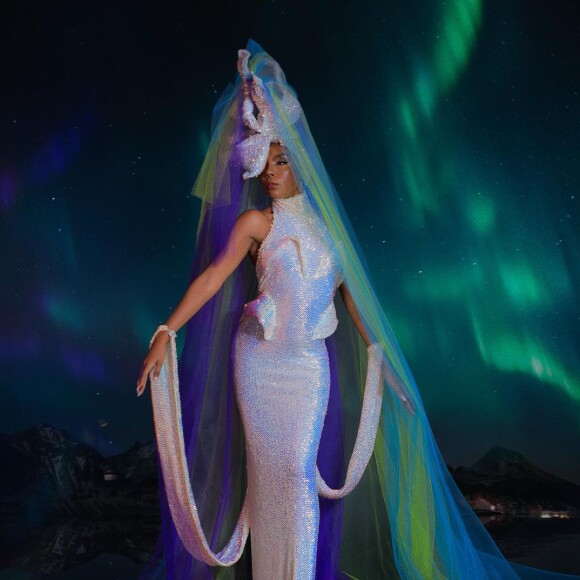 Baile da Vogue 2024: Thelminha, campeã do 'BBB 20', inspirada na Aurora Boreal