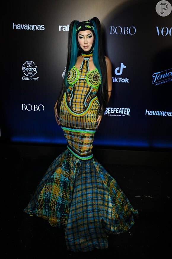 Baile da Vogue 2024: Ana Hikari esbanja ousadia com look repleto de estampas em tons de verde, amarelo e azul