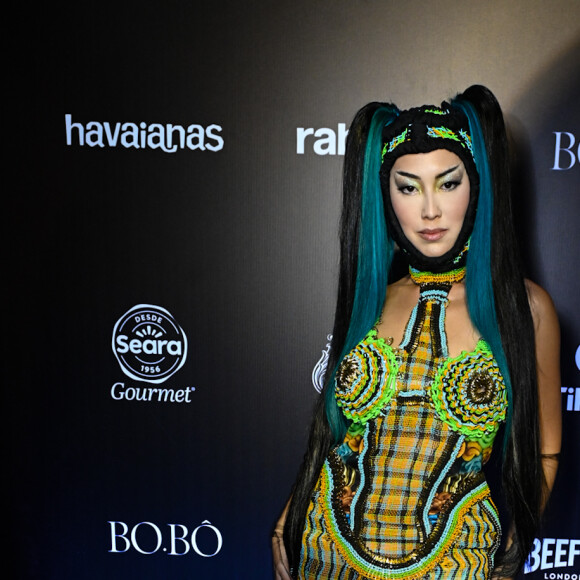 Baile da Vogue 2024: Ana Hikari esbanja ousadia com look repleto de estampas em tons de verde, amarelo e azul
