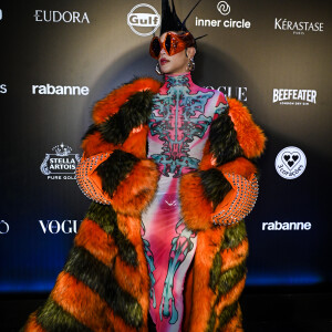 Baile da Vogue 2024: Pabllo Vittar com um vestido estampado e casaco de pelos