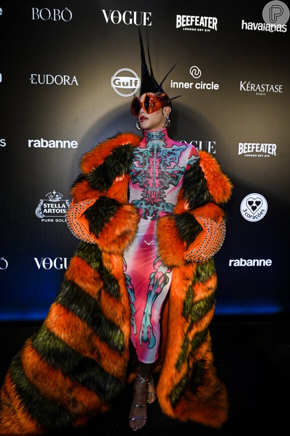 Baile da Vogue 2024: Pabllo Vittar com um vestido estampado e casaco de pelos