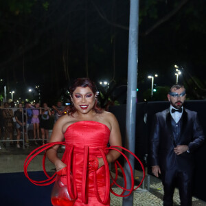 Baile da Vogue 2024: Blogueirinha em um look todo vermelho na entrada do evento