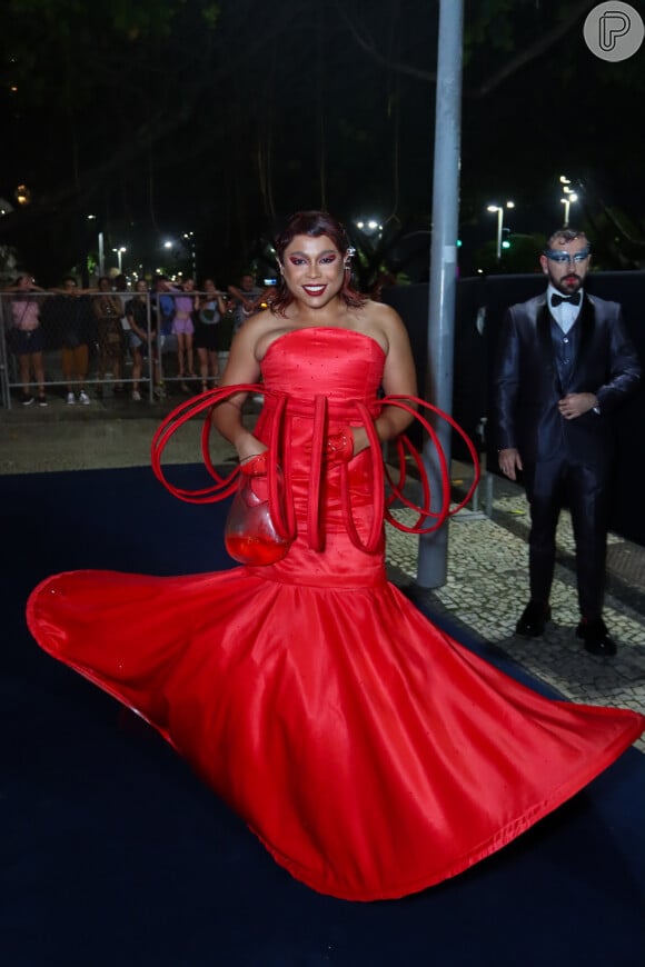 Baile da Vogue 2024: Blogueirinha em um look todo vermelho na entrada do evento