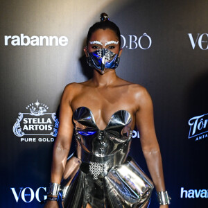 Baile da Vogue 2024: Lucy Alves também apostou no prata e completou o look com uma máscara