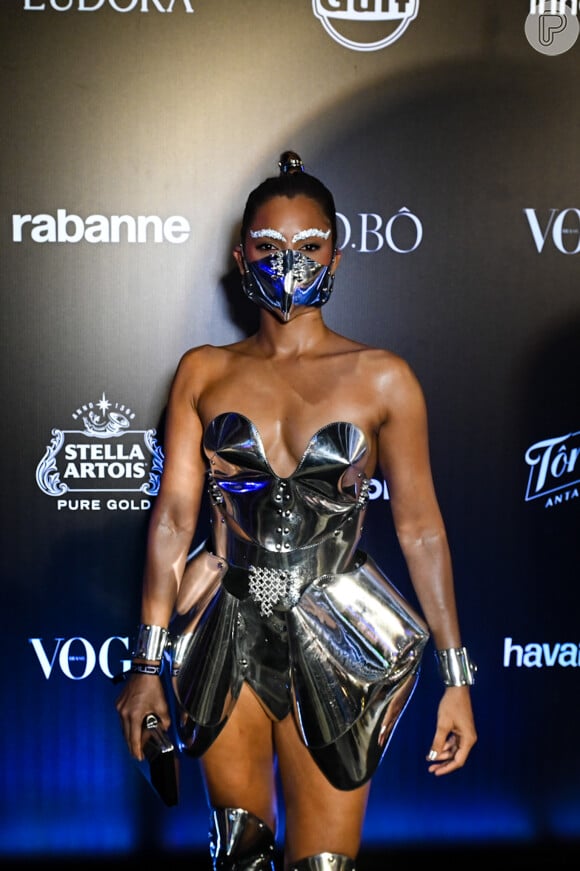 Baile da Vogue 2024: Lucy Alves também apostou no prata e completou o look com uma máscara