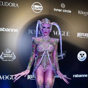 Baile da Vogue 2024: Jaquelline, campeã da 'Fazenda', fantasiada de extraterrestre