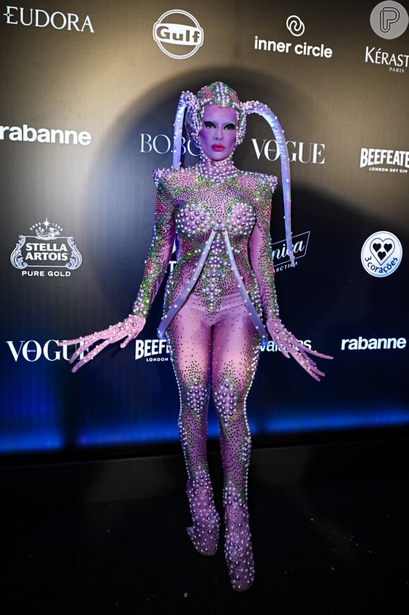 Baile da Vogue 2024: Jaquelline, campeã da 'Fazenda', fantasiada de extraterrestre