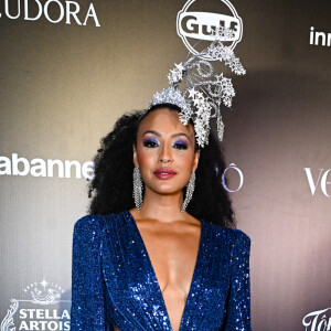 Baile da Vogue 2024: Sheron Menezzes esbanja elegância em um look azul brilhante