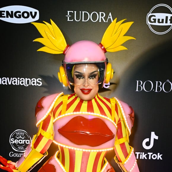 Baile da Vogue 2024: Gloria Groove aposta em um look todo rosa com estética retrô para a festa