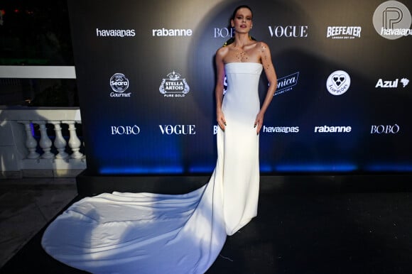 Baile da Vogue 2024: Camila Queiroz aposta na simplicidade com um vestido branco longo