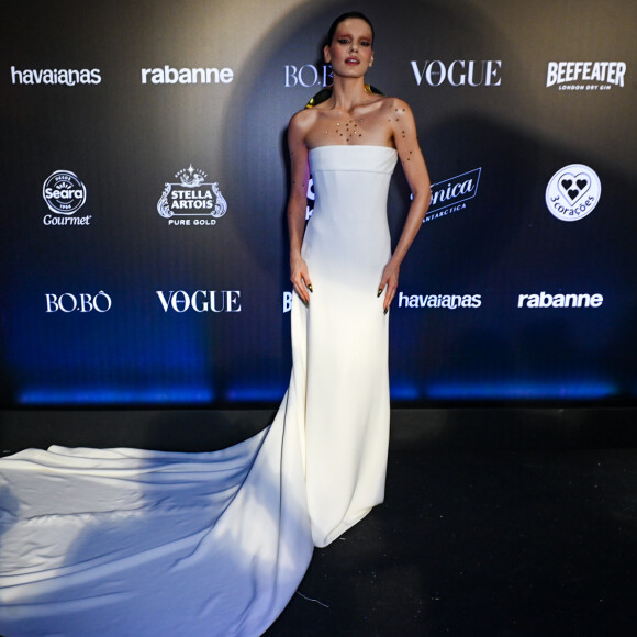 Baile da Vogue 2024: Camila Queiroz aposta na simplicidade com um vestido branco longo