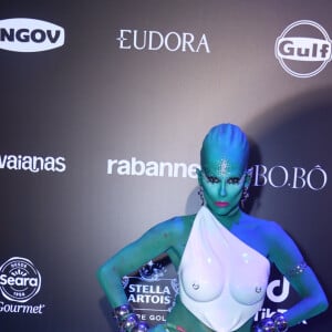 Baile da Vogue 2024: borah Secco quebrou a internet ao se fantasiar de alienígena para o evento