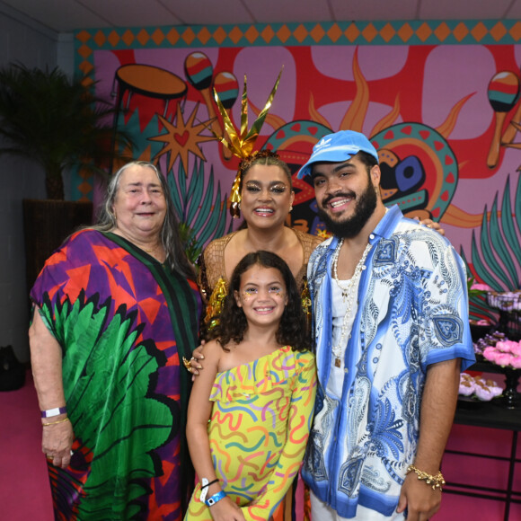 Preta Gil com a mãe, o filho e a neta nos bastidores do show
