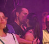 Isis Valverde e Marcuz Buaiz trocaram muitos beijos durante o show de Preta Gil