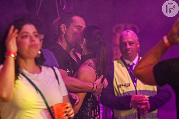 Isis Valverde e Marcuz Buaiz trocaram muitos beijos durante o show de Preta Gil