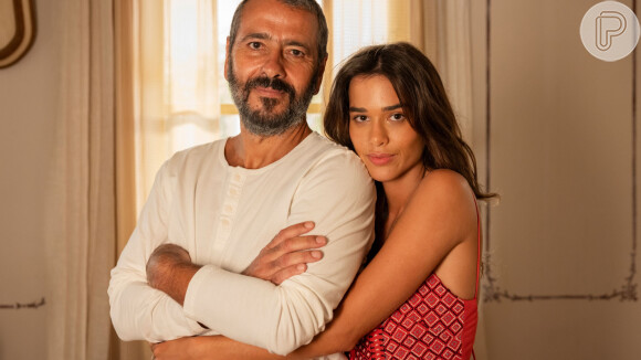 Na novela 'Renascer', João Pedro (Juan Paiva) se encanta ao conhecer Mariana (Theresa Fonseca) na casa de Jacutinga (Juliana Paes).