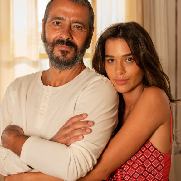 Na novela 'Renascer', João Pedro (Juan Paiva) se encanta ao conhecer Mariana (Theresa Fonseca) na casa de Jacutinga (Juliana Paes).