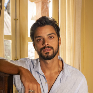 Na novela 'Renascer', José Venâncio (Rodrigo Simas) não se empolga com a festa surpresa organizada por Eliana (Sophie Charlotte) e Eriberto (Pedro Neschling) para seu aniversário.