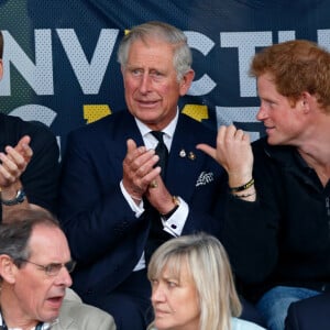 Rei Charles 'contou pessoalmente aos príncipes William e Harry a notícia após seu choque com o diagnóstico de câncer', diz The Sun