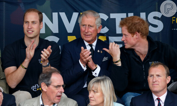 Rei Charles 'contou pessoalmente aos príncipes William e Harry a notícia após seu choque com o diagnóstico de câncer', diz The Sun