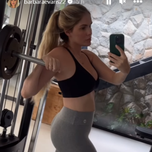 Bárbara Evans gravou um vídeo na academia de sua mansão e disse que tem mantido a rotina dos treinos mesmo com as cirurgias que virão