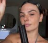 Isis Valverde apareceu sem maquiagem em um vídeo de preparação de pele e surpreendeu o público ao apresentar melasma