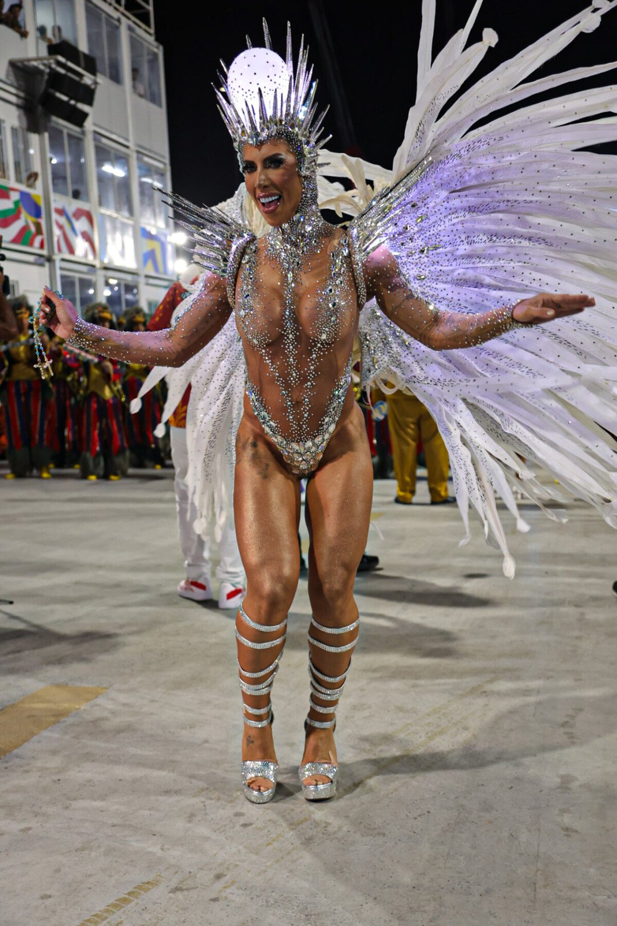 Foto: Tati Minerato desfilou como Rainha da Porto da Pedra: a escola foi a  primeira a passar pela Sapucaí na noite de domingo (12) - Purepeople